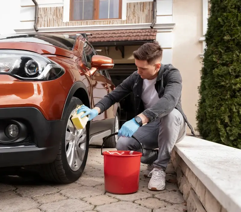 Lavage auto à domicile Saint-Charles-la-Forêt : professionnel intervenant sur un véhicule